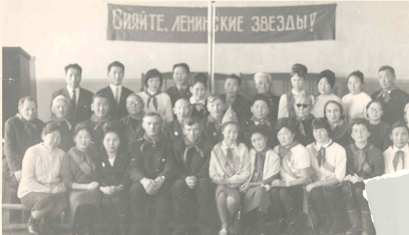 Пионервожатые района с ветеранами педагогического труда «Почетными пионерами», 1970-е гг.